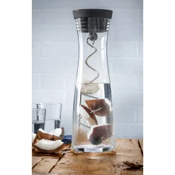WMF Basic Wasserkaraffe mit 2 Fruchtspießen| Karaffen & Dekanter