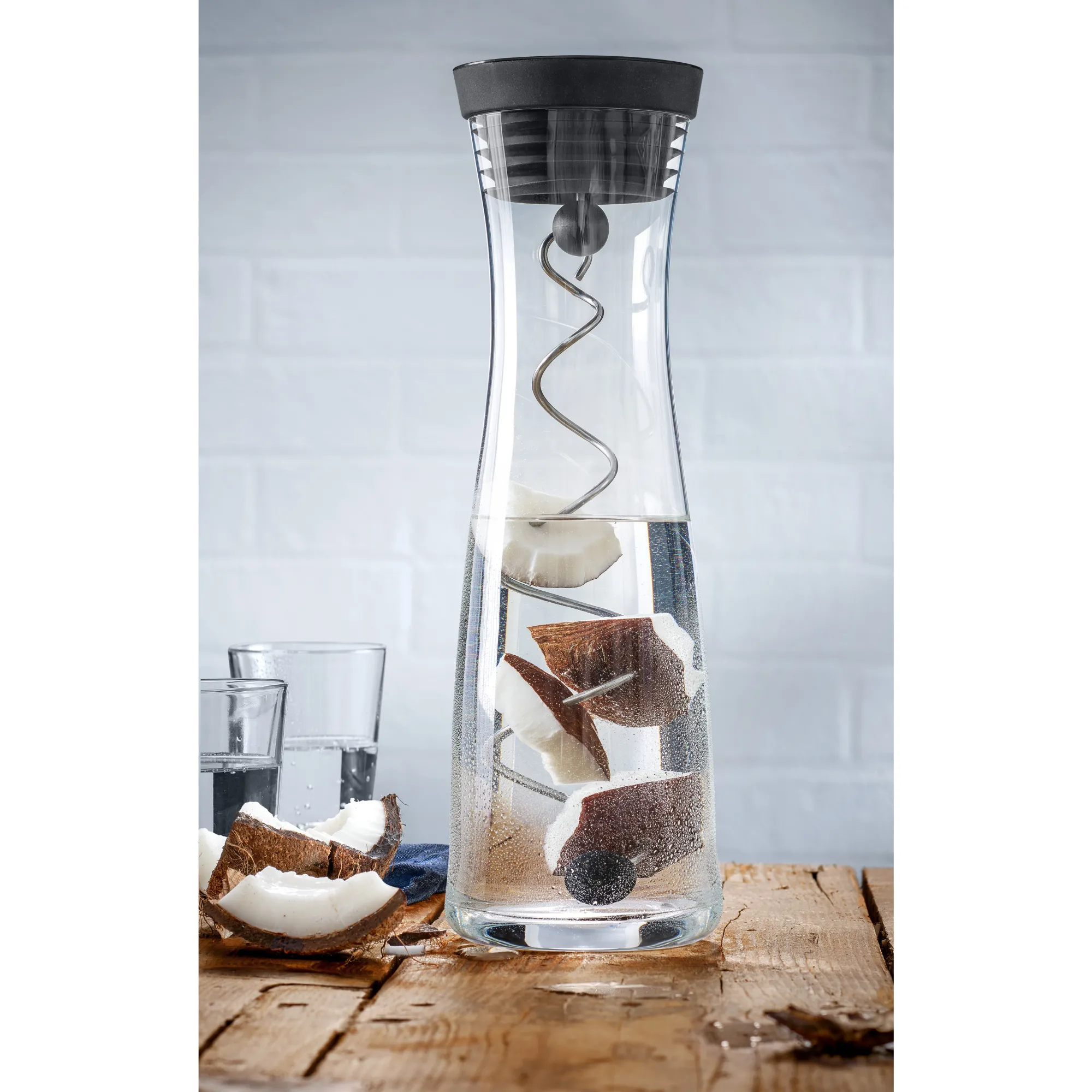 WMF Basic Wasserkaraffe mit 2 Fruchtspießen| Karaffen & Dekanter